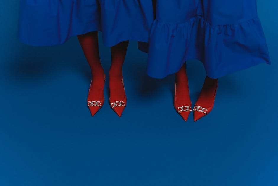 Schuhe passend zu blauem Kleid