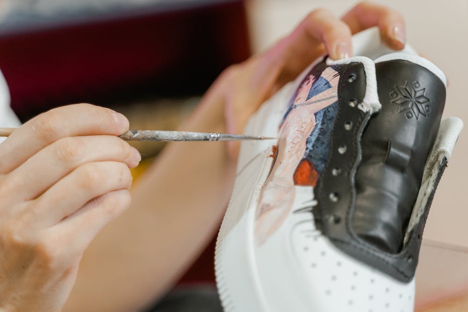  Schuhe drücken lösen - wie man sie bequemer macht