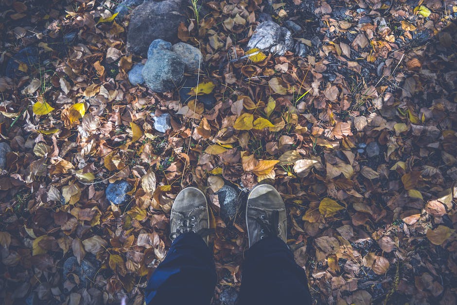 Schuhe, die zu Rock passen