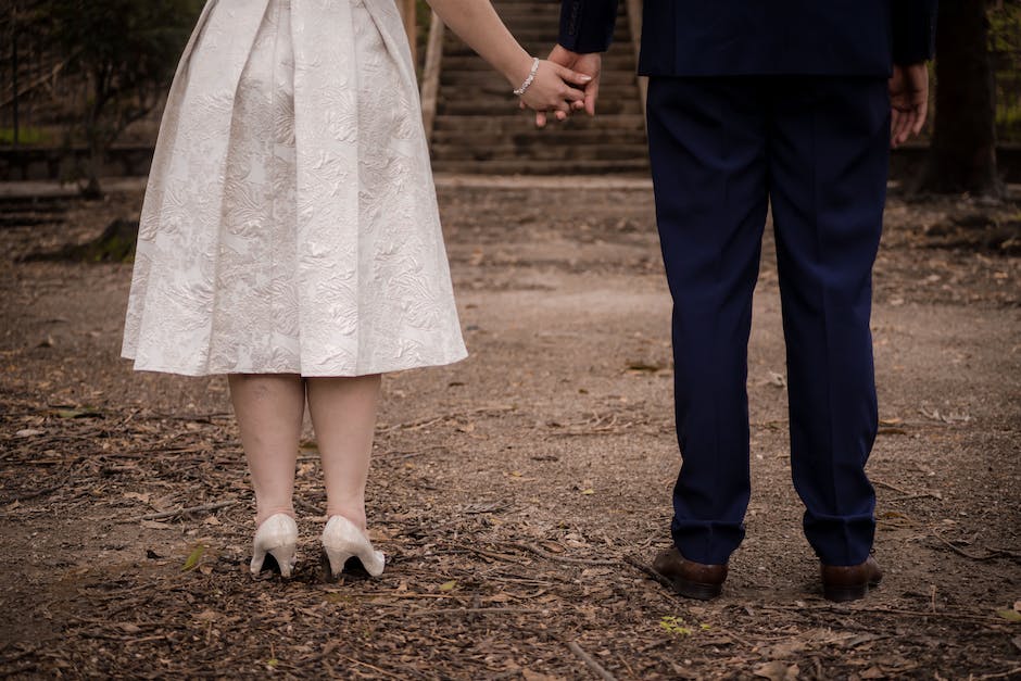 Schuhe als passende Ergänzung zu blauem Anzug