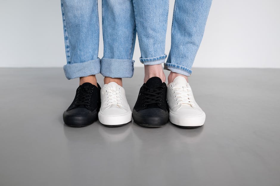  Braunes Schuhwerk kombiniert mit modischen Socken und Jeans