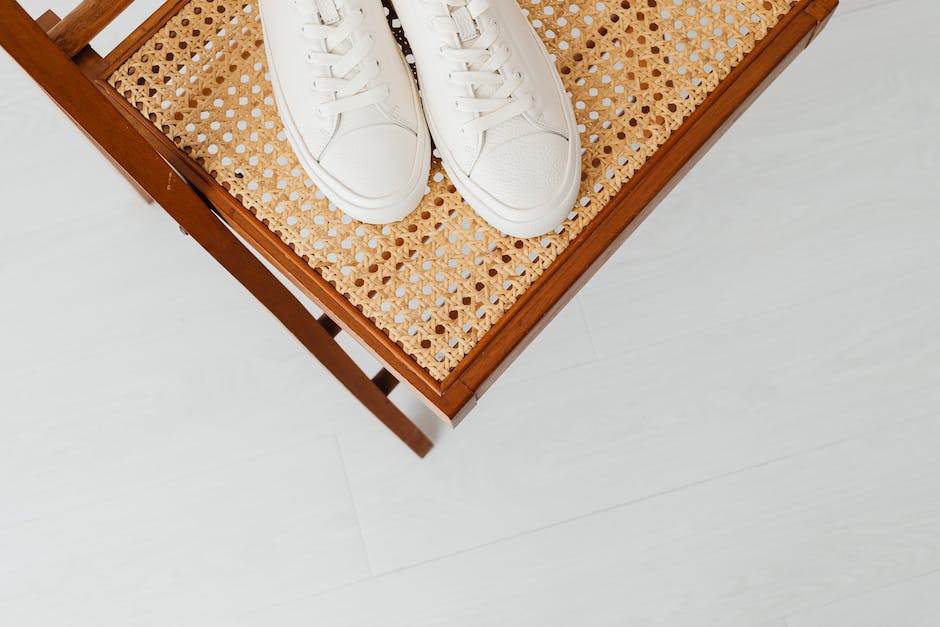 Weiße Schuhe sauber machen mit reinigendem Schuhschwamm
